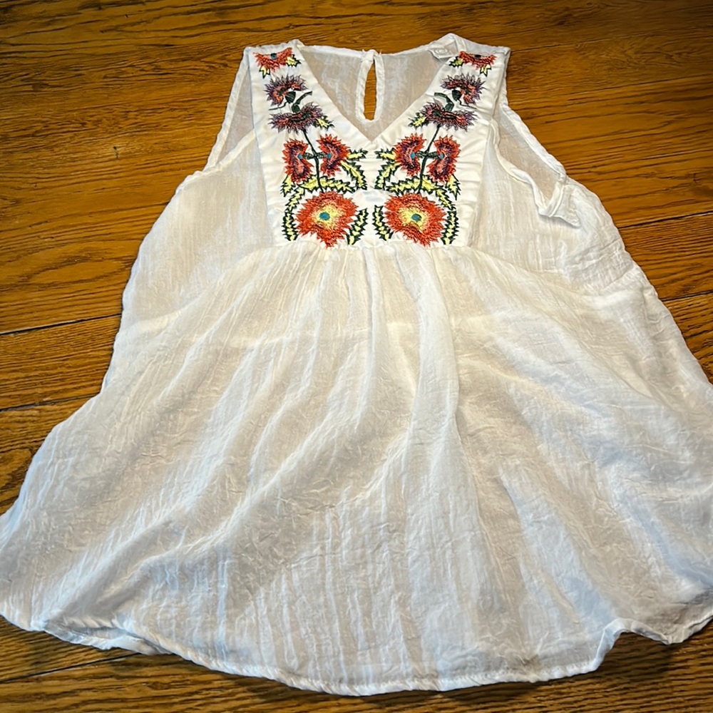 CY Fashion white sleeveless top w/floral embroidery.  V-Neck.  Size Medium.